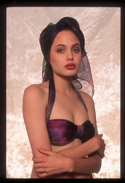 Angelina Jolie v šestnácti letech.