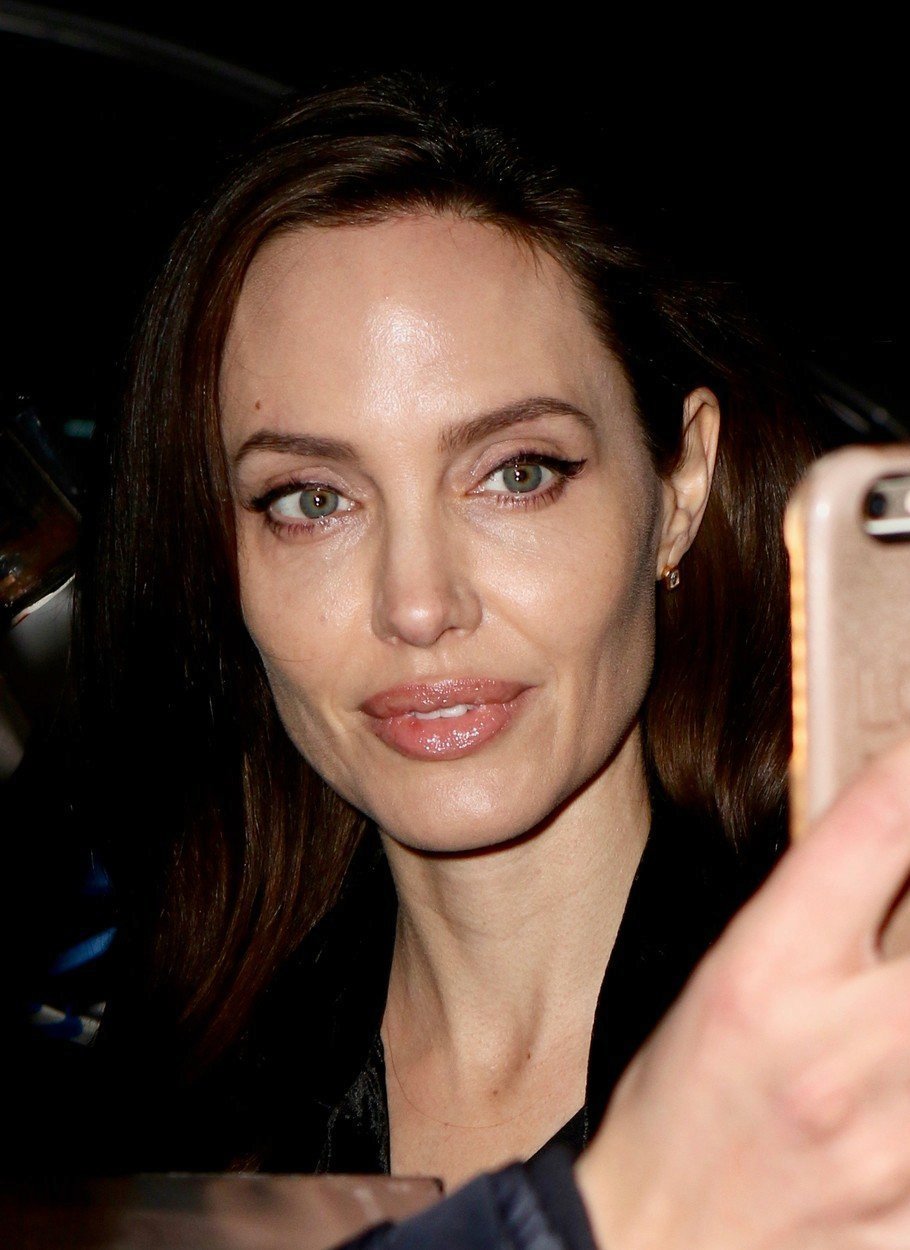 I Angelina Jolie nosí lesk na rty.