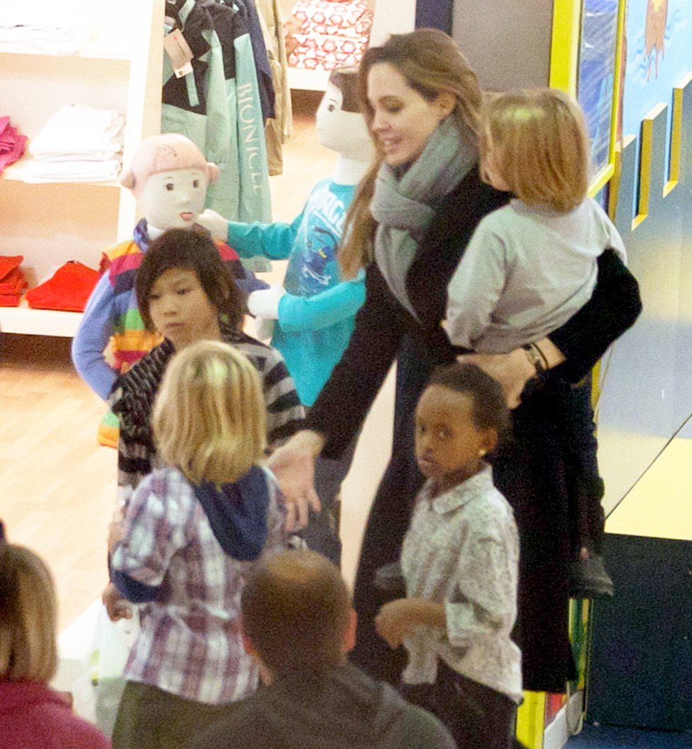 Angelina Jolie si vyrazila s dětmi na nákupy do centra Budapeště...