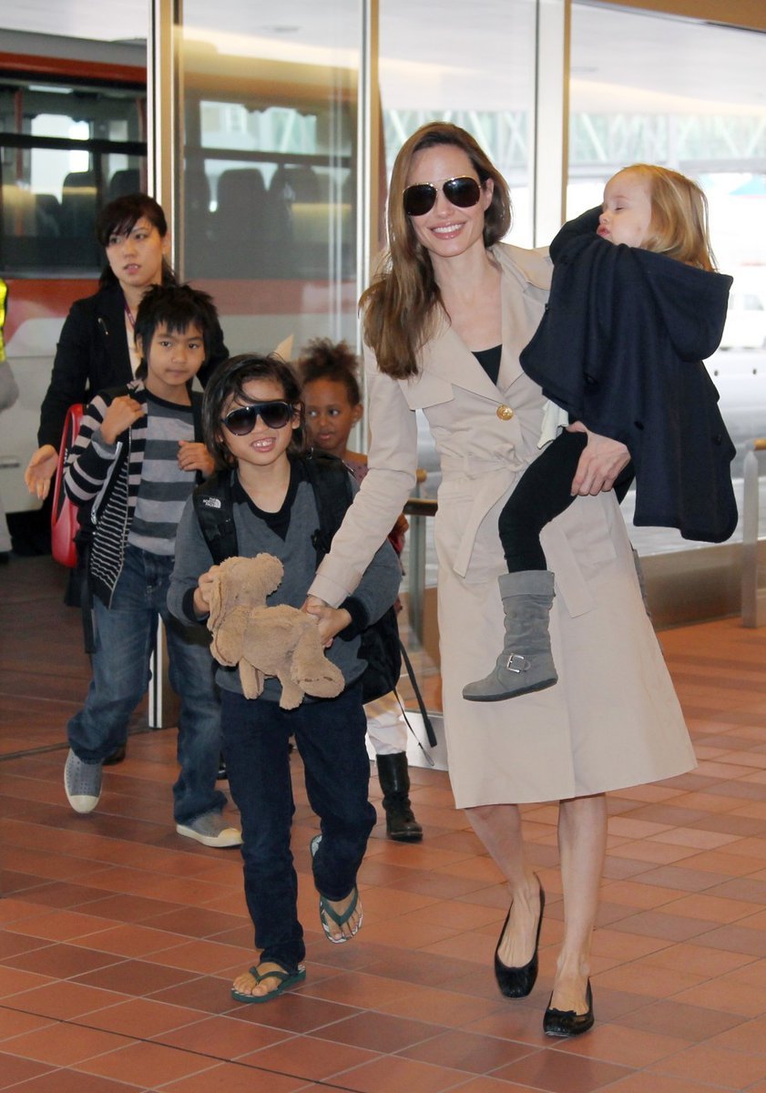 Angelina nese v náručí dceru Vivienne a za ruku vede syna Paxe