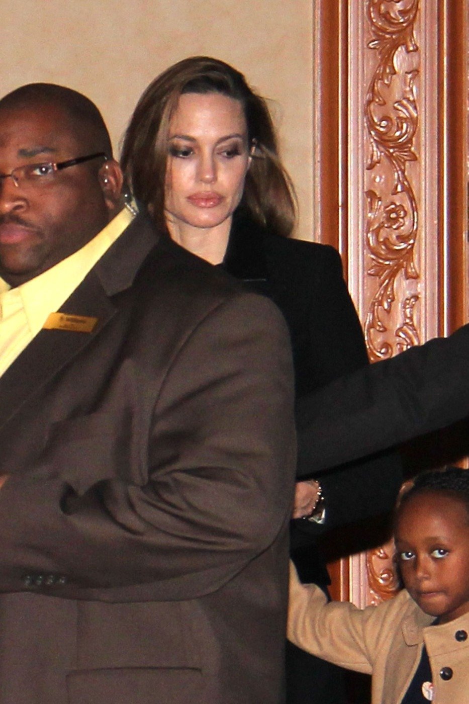 Angelina Jolie s šestiletou dcerou Zaharou, které nechala naplést copánky