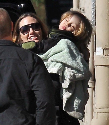Angelina Jolie se svým synem Knoxem, který na fotografy špulil pusu