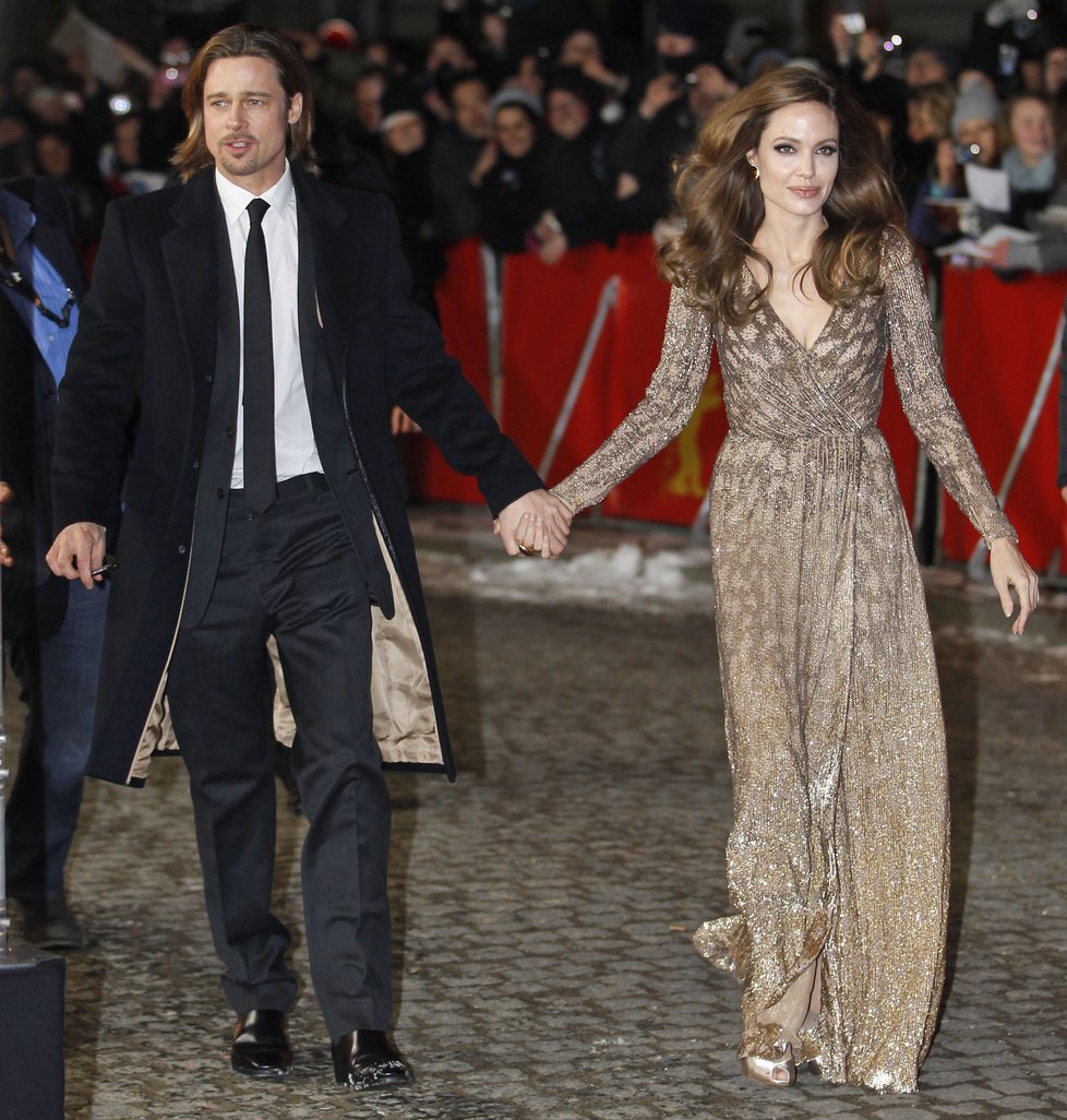Angelina Jolie byla s Bradem Pittem dokonale sladěná. Všimněte si Bradovy podšívky od kabátu...