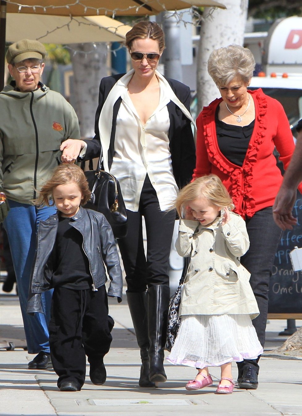 Angelina si vyšla na procházku s dvojčaty a maminkou svého partnera Brada Pitta