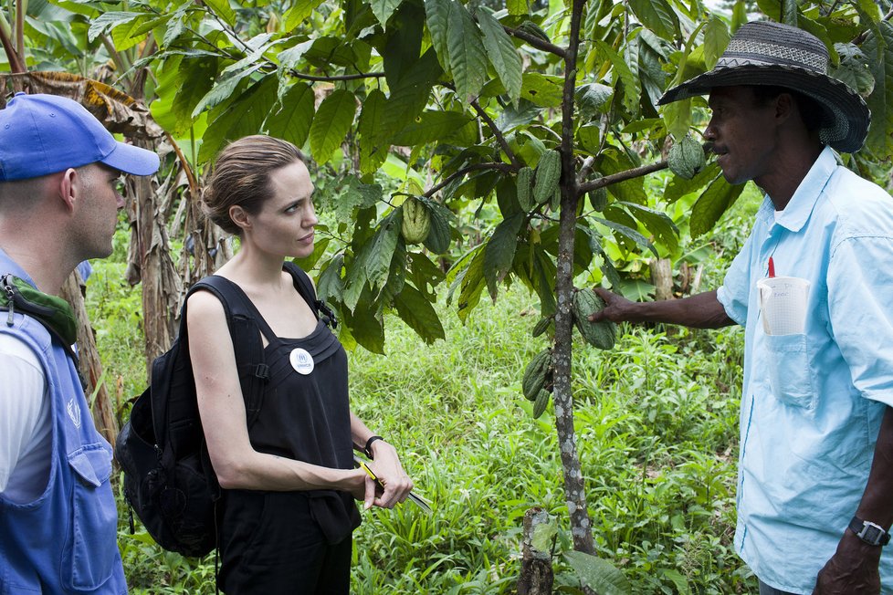 Angelina Jolie naslouchá místnímu pěstiteli