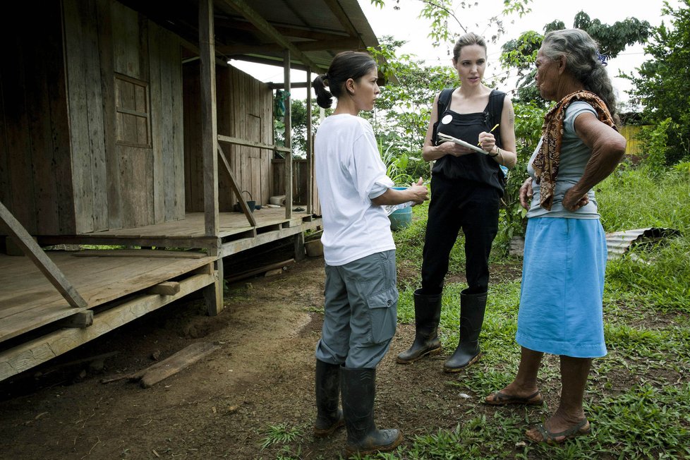Angelina se snaží pomáhat nejen finančně, ale i svou přítomností