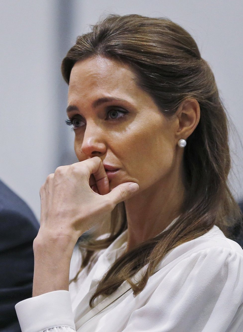 Angelina se jen stěží ovládala, emoce byly prostě silnější…