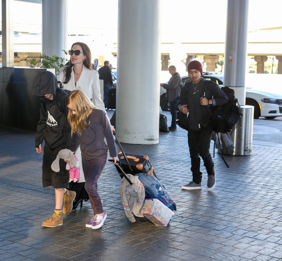 Angelina Jolie s rodinou na letištiv Los Angeles.