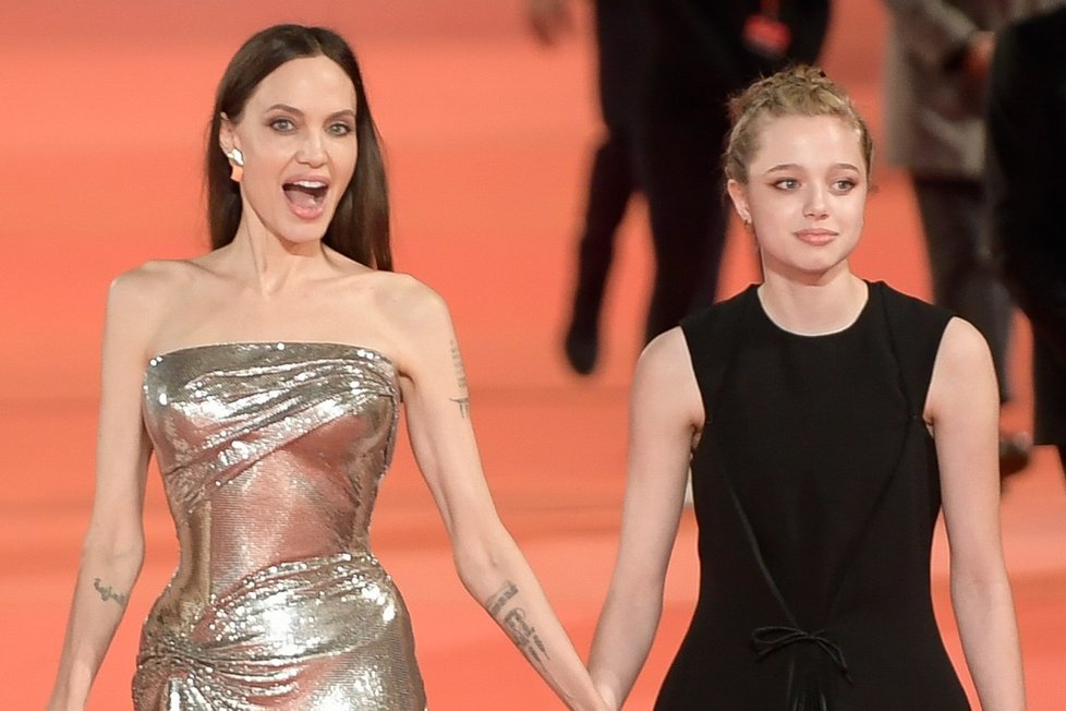 Angelina Jolie s dcerami na Mezinárodním filmovém festivalu v Římě na premiéře filmu Eternals.