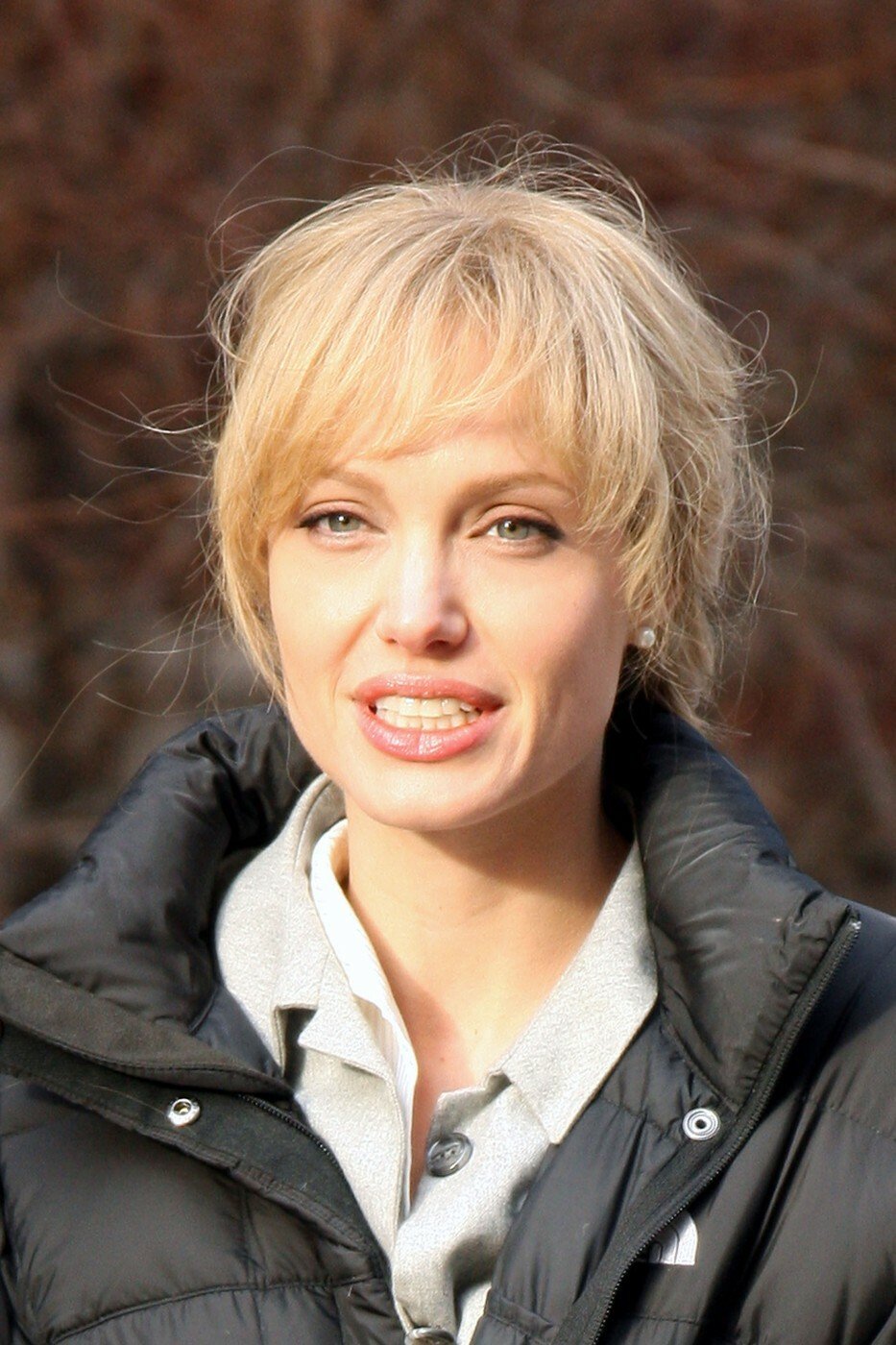 Ve filmu Saltová (2010) nosila Angelina paruku.