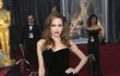 Angelina Jolie ukazuje svou půvabnou nožku.