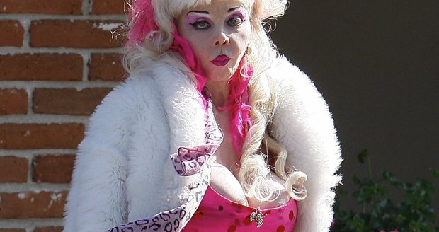 Zombie Angelyne: Skalpelem stvořená zrůdnost! Šílená lidská kreatura Angelyne. Nikdo netuší odkud se vzala.