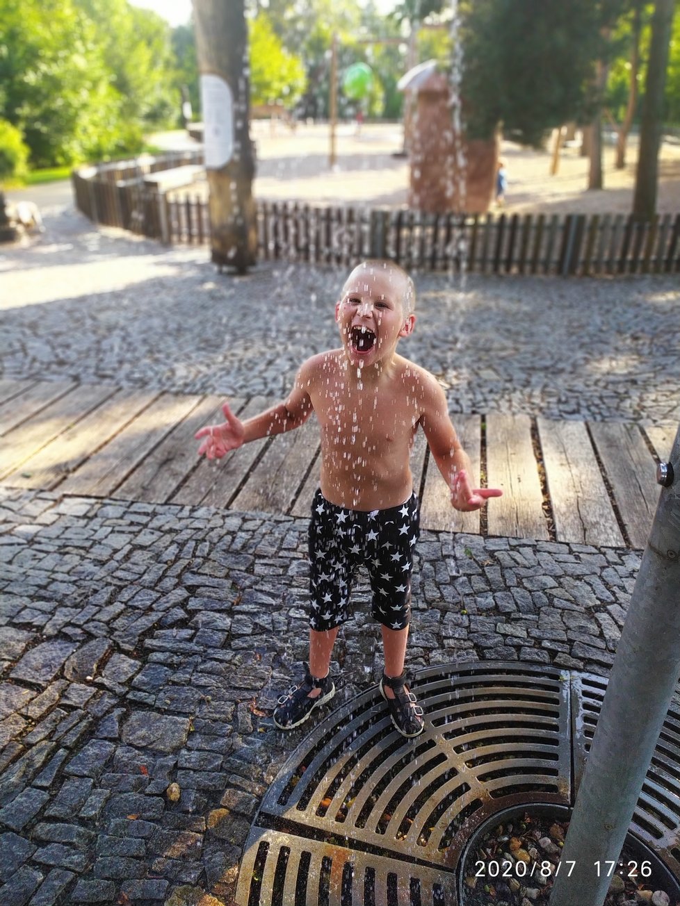 Tadeáš (7) se narodil s Angelmanovým syndromem. Dnes se pacientům s touto nemocí říká také andělské děti.