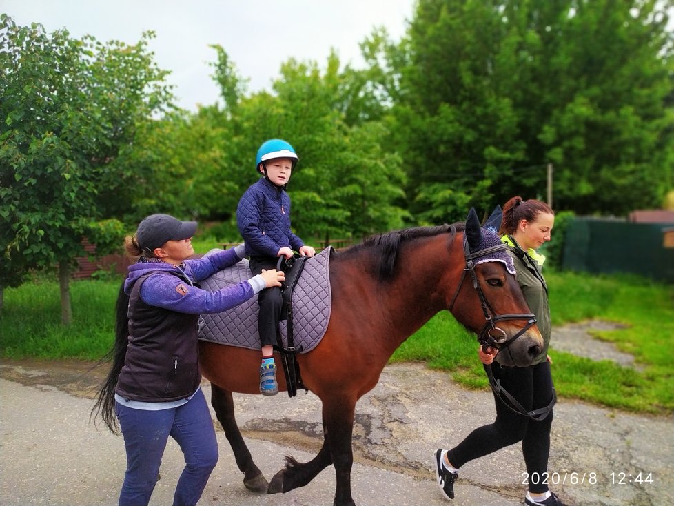 Chlapečkovi pomáhá hippoterapie.