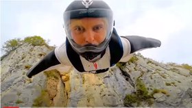 Doktor Angelo Grubisic byl šampiónem v takzvaném wingsuit létání