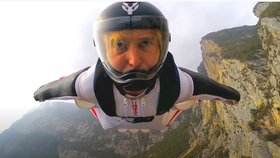 Doktor Angelo Grubisic byl šampiónem v takzvaném wingsuit létání