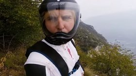 Doktor Angelo Grubisic byl šampiónem v takzvaném wingsuit létání