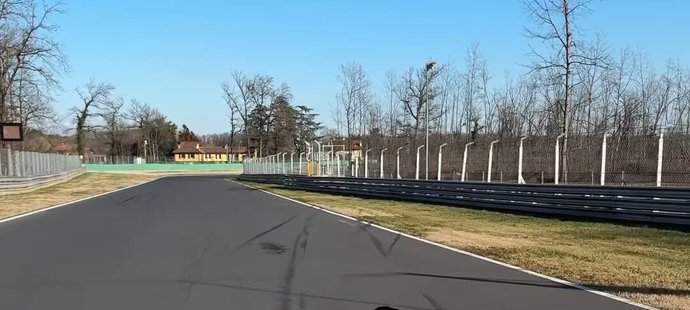 Angie se podívala i na závodní tratě.