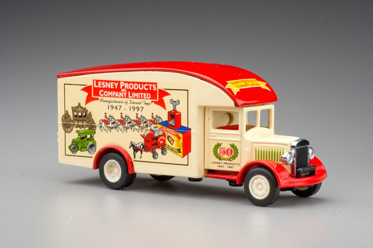 Jeden ze tří tisíc pamětních modelů vydaných v roce 1997 k 50. výročí firmy LESNEY PRODUCTS & COMPANY LIMITED s kresbami prvních Lesney hraček.