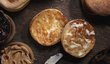 Domácí anglický muffin můžete podávat nejen jako součást vejce Benedikt, ale i jako běžné snídaňové pečivo