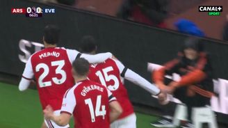 SESTŘIH: Arsenal - Everton 2:0. Obhájci titulu se dotáhli na čelo tabulky SESTŘIH: Arsenal - Everton 2:0. Obhájci titulu se dotáhli na čelo tabulky
