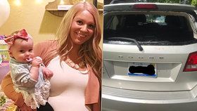 Matka si zamkla klíče v autě, kde bylo její miminko. Policisté jí odmítli pomoct.