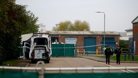 Policie našla na jihovýchodě Anglie v kamionu 39 mrtvých.