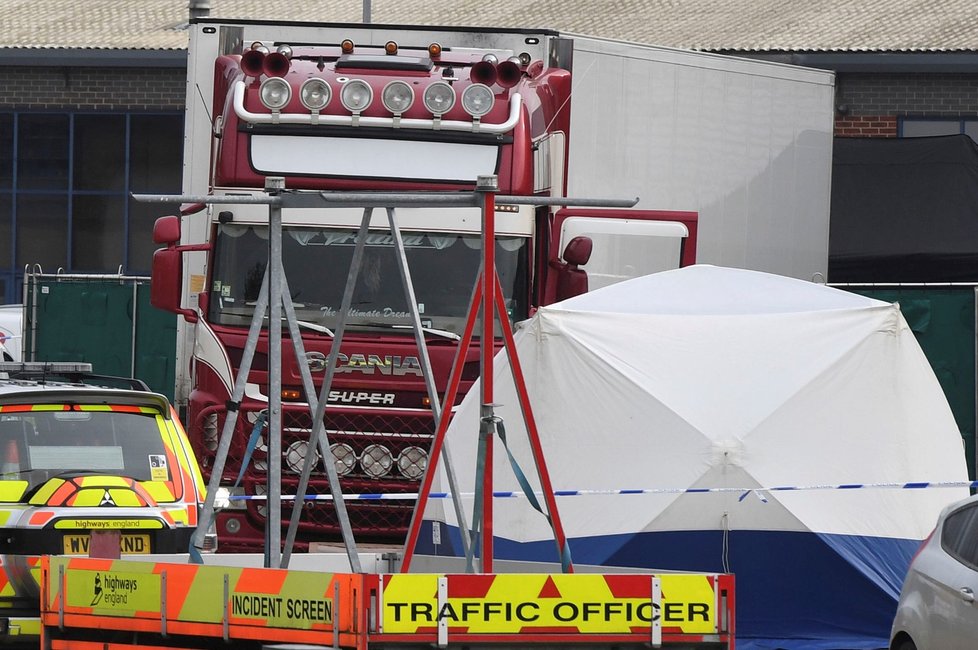 Policie našla na jihovýchodě Anglie v kamionu 39 mrtvých.