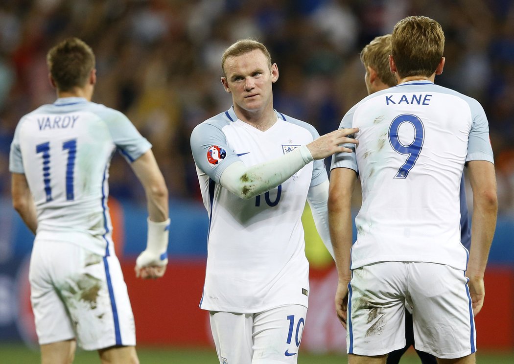 Zklamaní fotbalisté Anglie po vyřazení od Islandu v osmifinále EURO