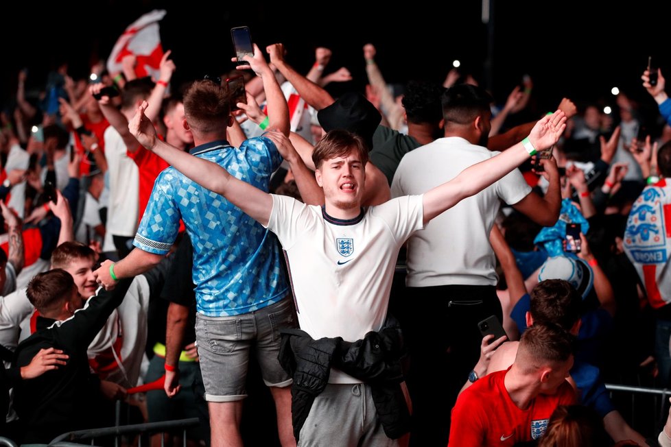 Angličané slaví postup do finále fotbalového Eura (7. 7. 2021)