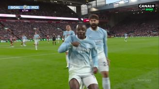 SESTŘIH: Liverpool - Manchester City 0:3. Šlágr pro hosty, rozhodli po vyloučení Gravenbercha SESTŘIH: Liverpool - Manchester City 0:3. Šlágr pro hosty, rozhodli po vyloučení Gravenbercha