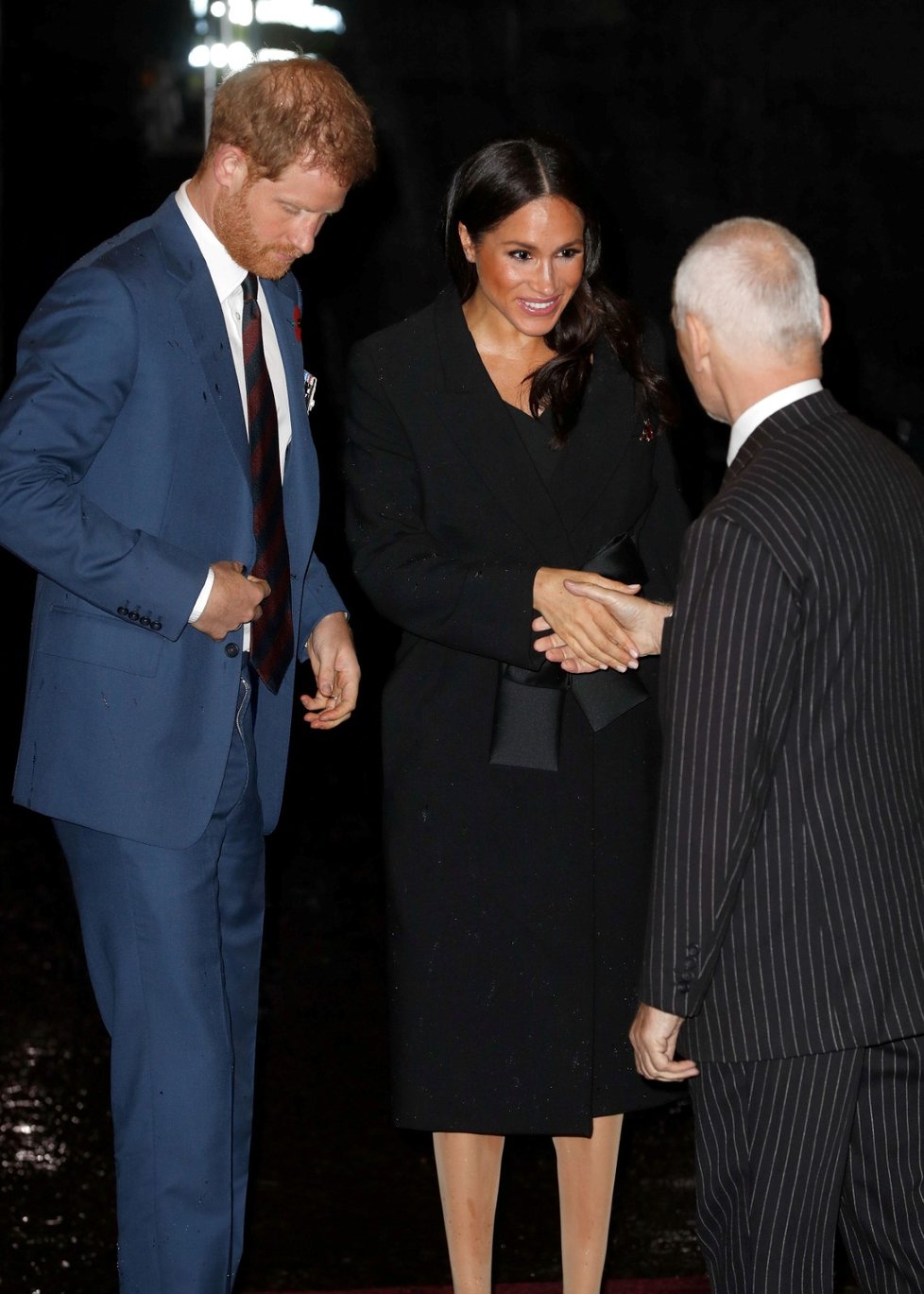 Princ Harry a Megan přicházejí do Royal Albert Hall na tradiční vzpomínkové slavnosti. Na obou je vidět, že si s deštěm užili své.