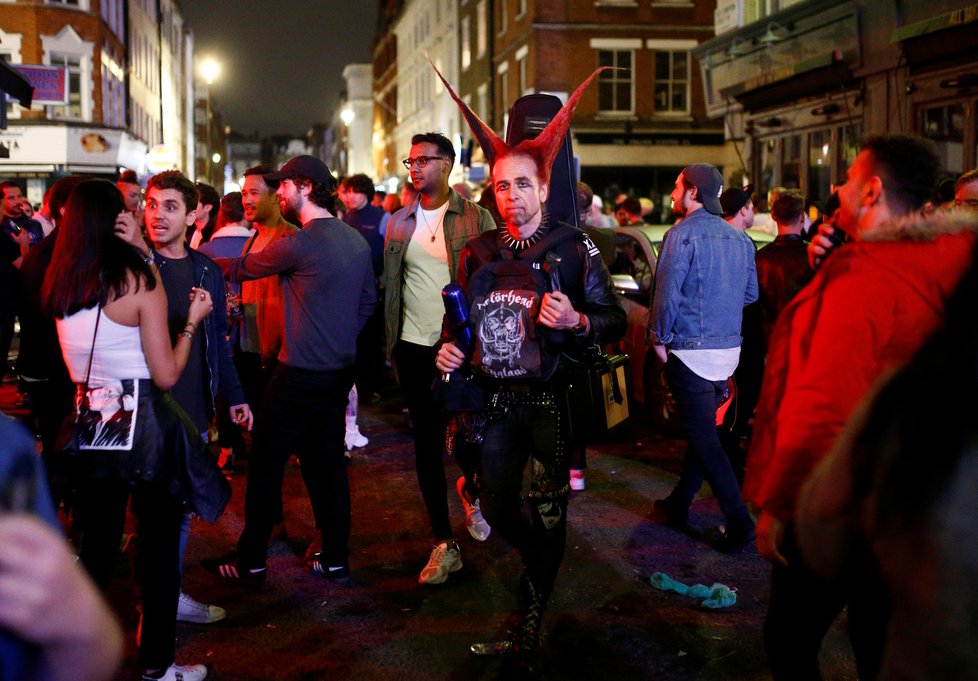 Karanténa v Anglii skončila: Ulice v městech se změnily v jednu velkou párty!