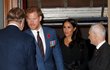 Princ Harry a Megan přicházejí do Royal Albert Hall na tradiční vzpomínkové slavnosti. Na obou je vidět, že si s deštěm užili své