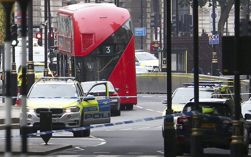 Do davu lidí před britským parlamentem najel vůz. Oblast je uzavřena