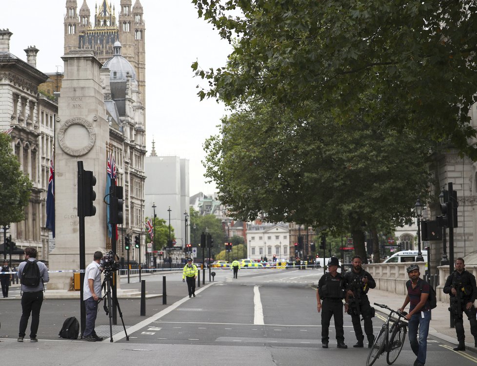 Do davu lidí před britským parlamentem najel vůz. Oblast je uzavřena