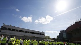 Kvůli podezřelému nálezu na stadionu Old Trafford bylo odloženo utkání posledního kola anglické fotbalové ligy mezi Manchesterem United a Bournemouthem.