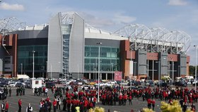 Kvůli podezřelému nálezu na stadionu Old Trafford bylo odloženo utkání posledního kola anglické fotbalové ligy mezi Manchesterem United a Bournemouthem.