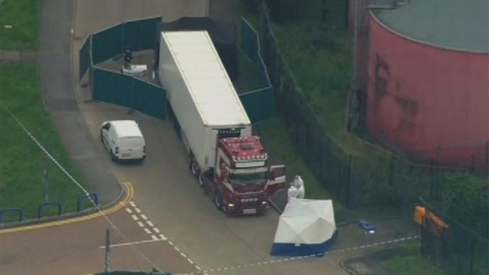 Policie našla na jihovýchodě Anglie v kamionu 39 mrtvých
