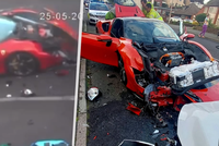 Šílenec (50) rozmlátil luxusní ferrari: Nekoukal na cestu a zničil dalších pět aut!