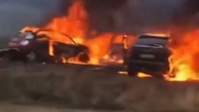 Kamarádi jim uspořádali rozlučku na poli, kterou zakončili zapálením pěti aut