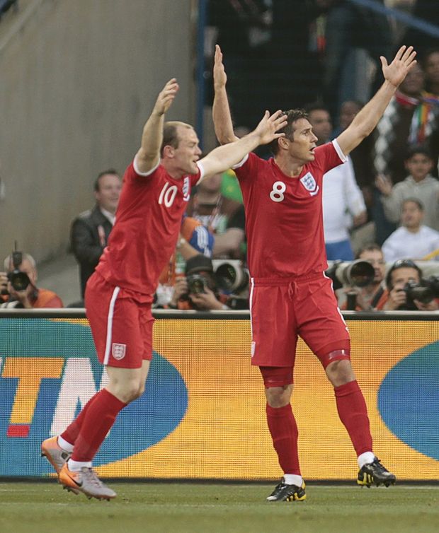 Wayne Rooney a Frank Lampard se diví. Sudí jim upřeli regulérní branku. Wayne Rooney a Frank Lampard se diví. Sudí jim upřeli regulérní branku.