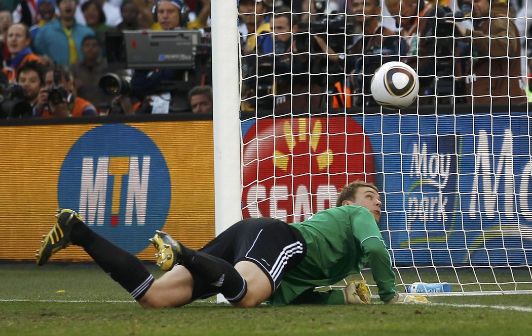 Německý gólman Neuer sleduje míč po Lampardově střele, který již byl za brankovou čarou.