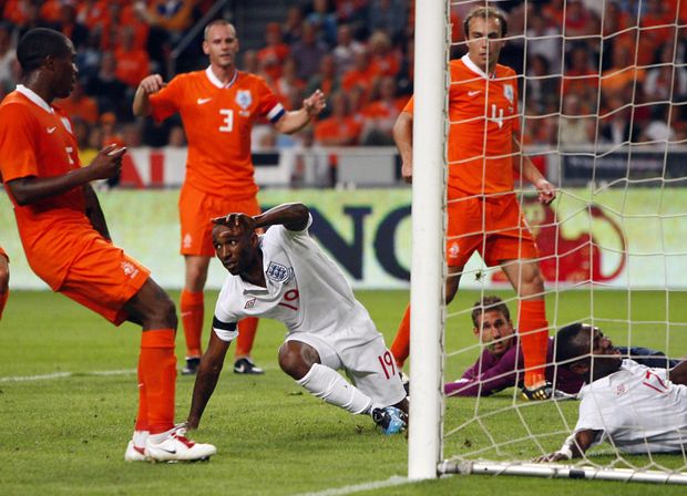 Jermaine Defoe slaví svou druhou branku v síti Nizozemska. Jermaine Defoe slaví svou druhou branku v síti Nizozemska.
