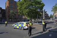 Tři mrtví v ulicích Nottinghamu: Policie zadržela podezřelého. Chtěl dodávkou najet do lidí?