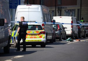 Policie v Nottinghamu zadržela muže poté, co byla v ulicích nalezena tři těla (13.6.2023)