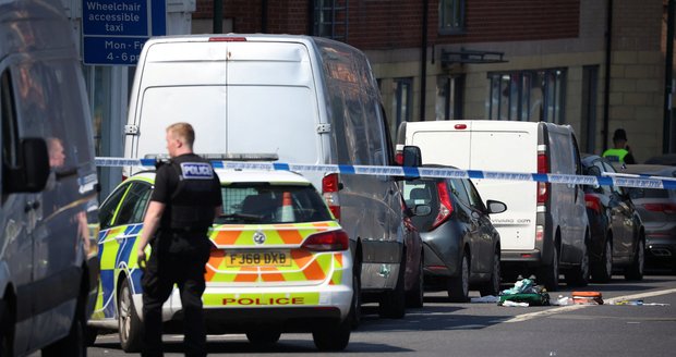 Tři vraždy a útok s dodávkou v Nottinghamu? Těla našli v ulicích, policie zadržela podezřelého