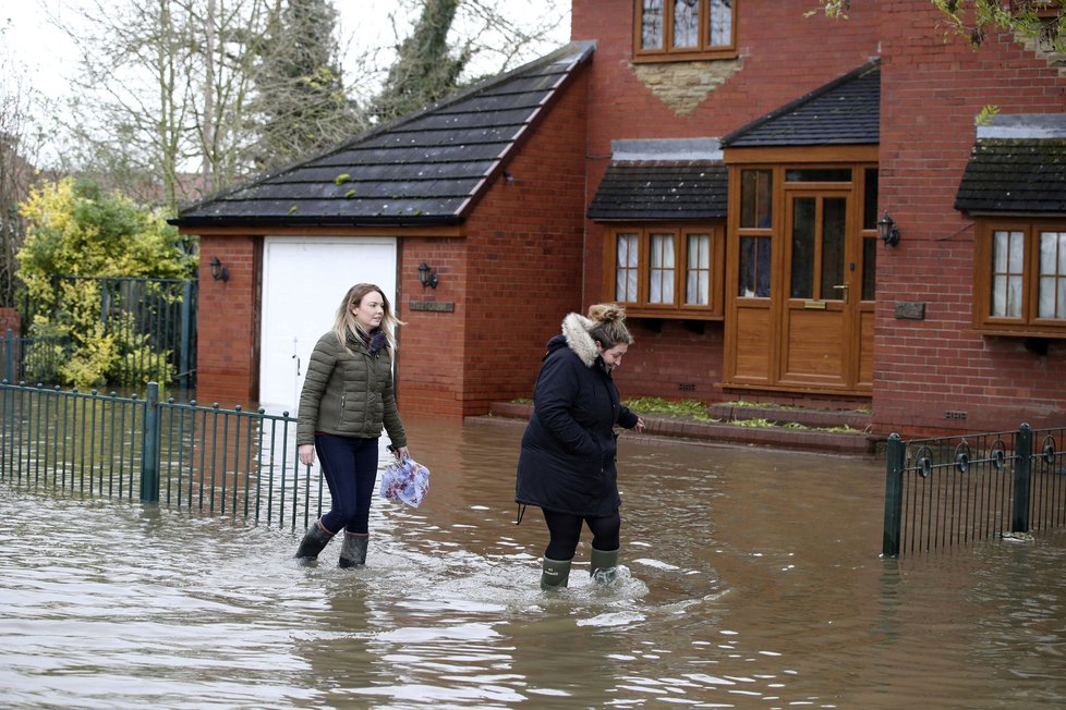 Povodně v Anglii trvají už několik dní, pršet bude dál. (13. 11. 2019)