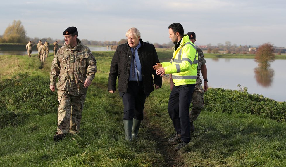 Zatopenou oblast navštívil také premiér Johnson.