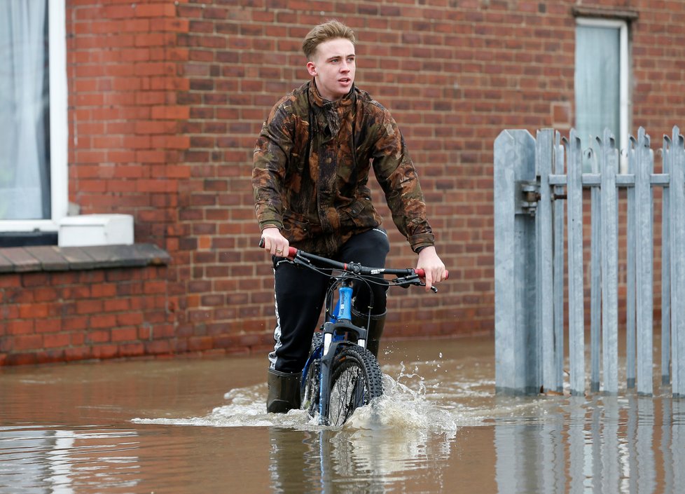 Povodně v Anglii trvají už několik dní, pršet bude dál, (13.11.2019).